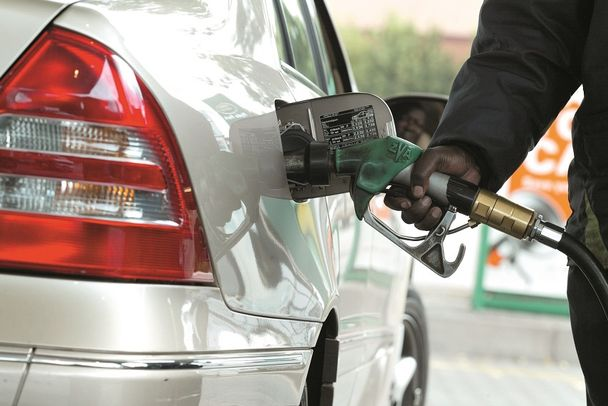 MsumariR's tweet photo. MAMLAKA ya Udhibiti wa Huduma za Nishati na Maji (EWURA) imetangaza bei kikomo za bidhaa za mafuta ambazo zimeshuka ikiwemo petroli iliyoshuka kwa Sh 37. https://t.co/nkdMHXFruG