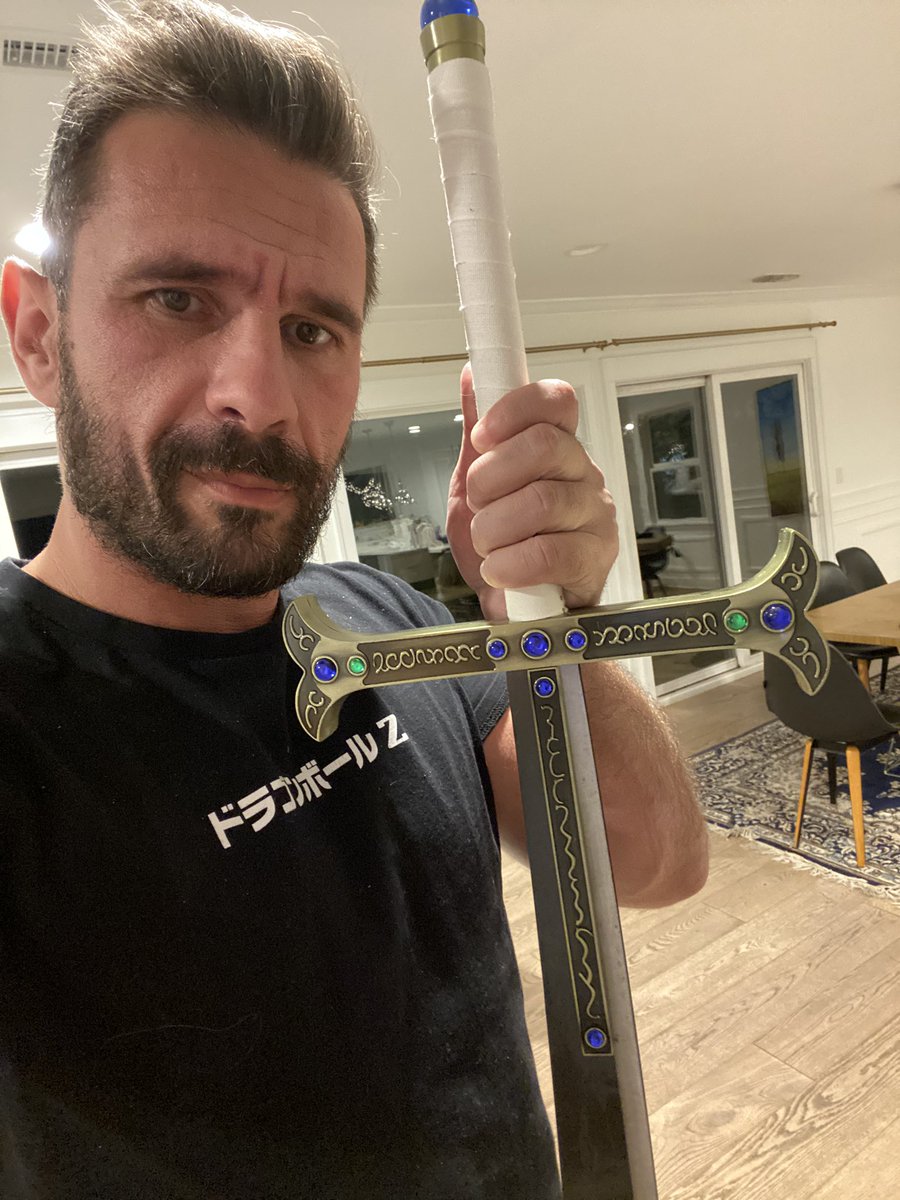 ManuelFerraraTV's tweet photo. Petite addition à ma collection. Une plus petite version de Yoru, Épée de Dracula mihawk de grade Saijō Ō Wazamono. https://t.co/mkV8RvNS9a