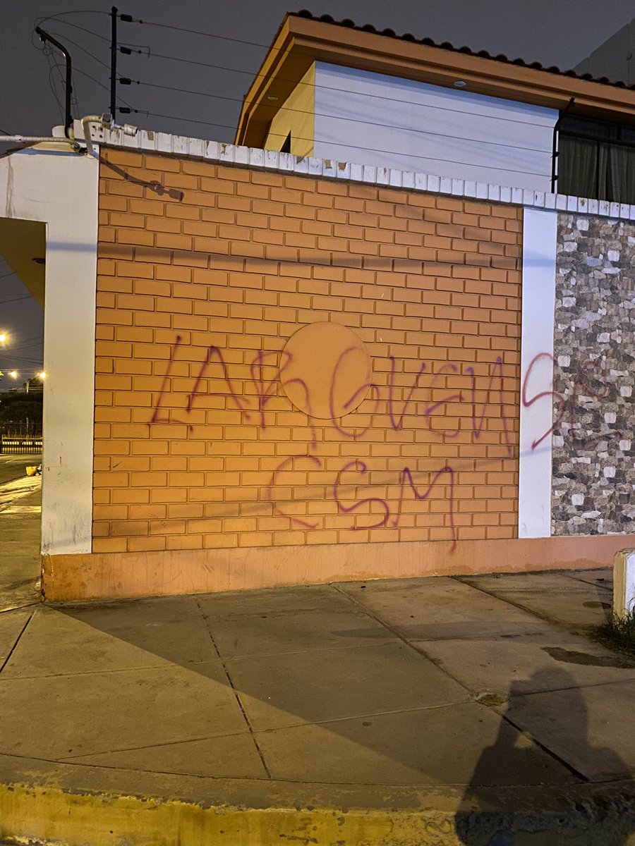 roropizzino's tweet photo. Arrojan basura y dejan pintas ofensivas en la casa del jugador de @ClubALoficial  Carlos Ascues. 
Se entiende la indignación de un grupo pero no se justifica el vandalismo, ni atentar contra la propiedad privada. https://t.co/jNuvaBBMLv