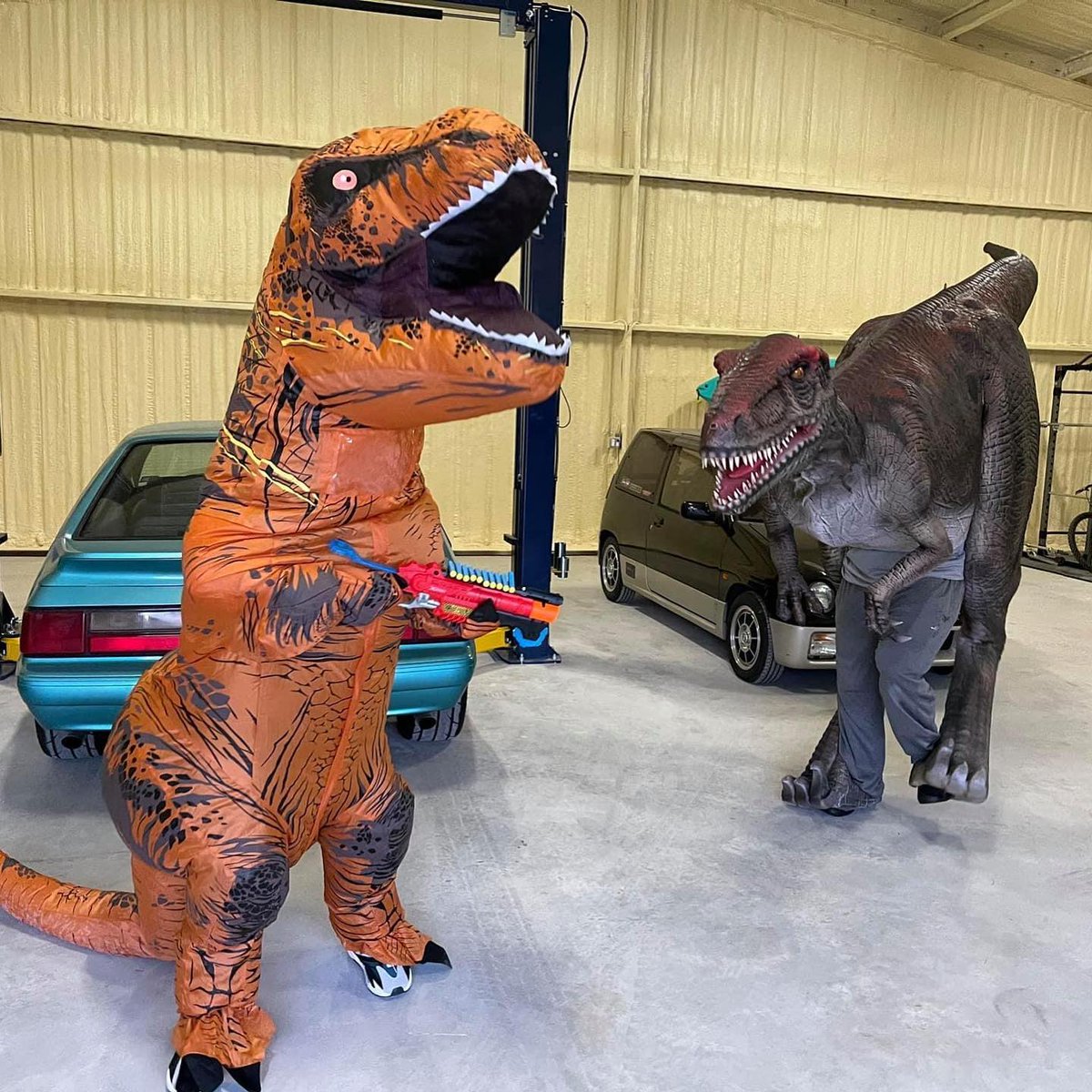 Jared_Guynes's tweet photo. Shot a SUPER fun new YouTube video tonight with my pals jessicadsapp and vdub1489 you guys are gonna love it! Especially you, Coop! Hahah. Keep an eye on my channel! #YouTube #Dinosaurs #NormalTuesday https://t.co/MNEXv0ijnL