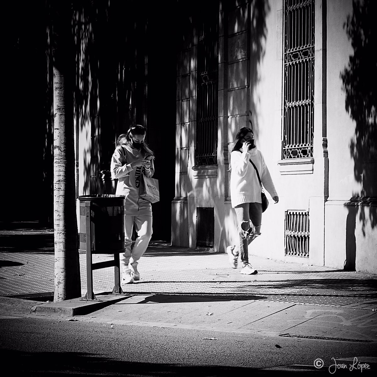 Mobile communication #barcelona #city #smartphone #street #streets #streetphotography #streetphotographer #urban #urbanphotography #socialphotography
#documentary #photooftheday #picoftheday #blackandwhite #blackandwhitephotography #photography #photographer #PhotographyIsArt https://t.co/zcamLSRQR5