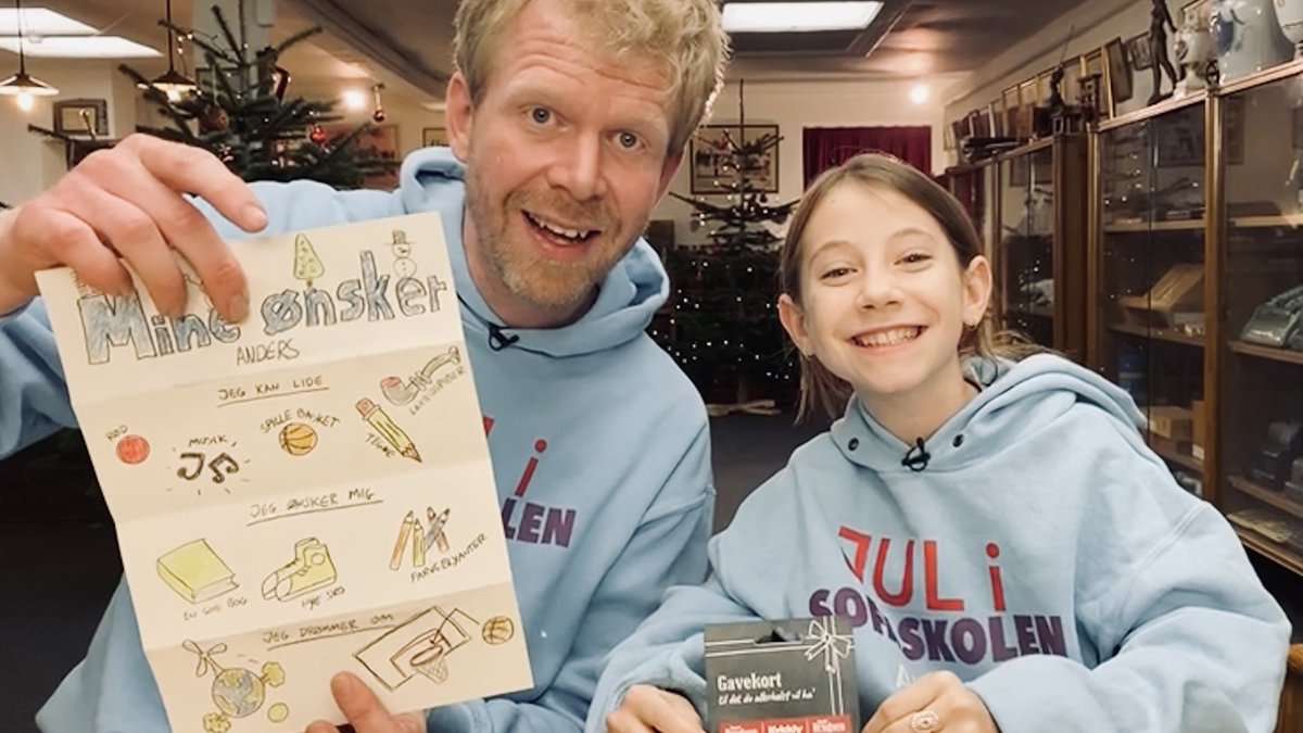 AndersSchunk's tweet photo. 2 december! Danmarks sejeste YouTuber Naja Münster er på besøg. Jeg indrømmer, at jeg ikke kan lide bløde gaver, Naja ELSKER Kvickly og vi skriver anderledes ønskesedler. Og så gemmer Ruth-Violas lærer sig under katederet - genialt! 😀🥳🎄

📺: https://t.co/dcK8lHowfb #sofaskolen https://t.co/cJVERp1Uzi