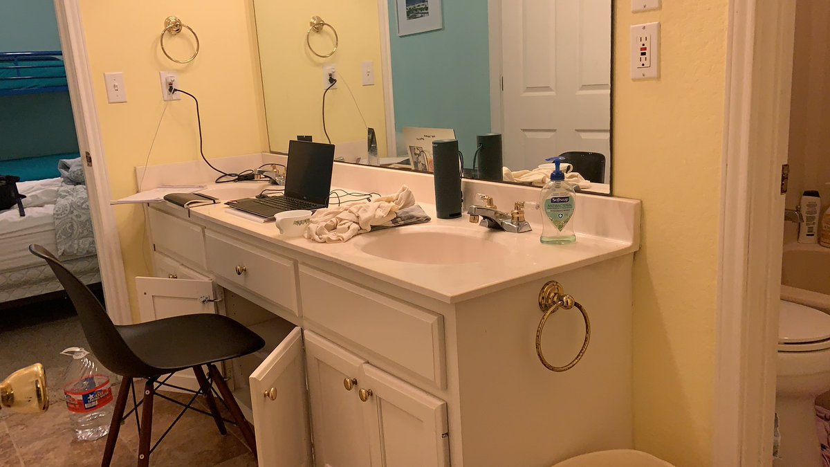 Wilfen22's tweet photo. Office vibes 🤩 https://t.co/Js8H6G1TWX