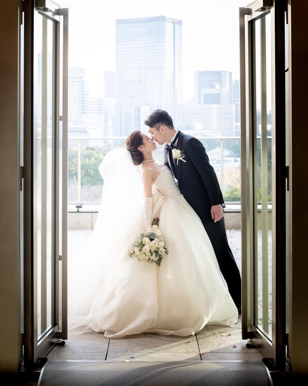 ハナユメ 理想の結婚式のヒントが見つかる 挙式の最後に行いたい とってもロマンティックな演出 クロージングキス ブーケで顔を隠して ハリウッドキス 子どもと一緒に など さまざまなアレンジも可能です T Co Qsp5wx8hei 結婚