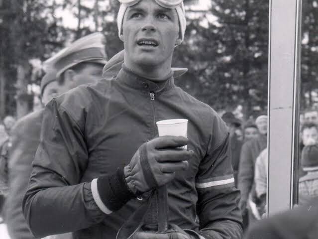 雪花 もう亡くなってしまったけれど オーストリアの祖母はかつて仕事でトニー ザイラー などスキーのナショナルチームの手袋を縫っていた だから うちのオーストリア人も子どもの頃 ザイラーとお揃い まさしくこれらの写真と同じもの の祖母お手製の