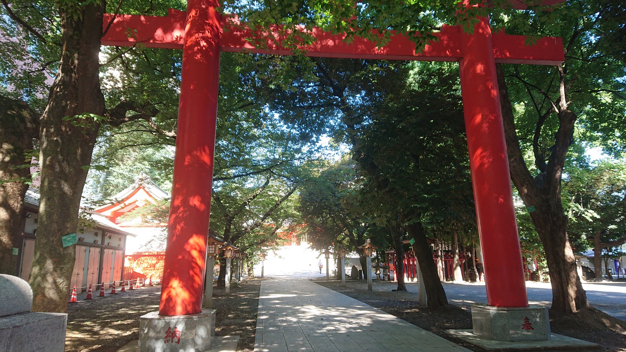 月ノ宮みこお神主 新宿の花園神社 稲荷 と隣の浅間神社 宇迦之御魂神様と 日本武尊様と 龍神様が鎮守をなさっており 木花開耶姫命様が居らっしゃる社 東京のど真ん中にあるのに 入るとまるでそこは別世界 新宿駅から約10分 是非皆様も足を運んで
