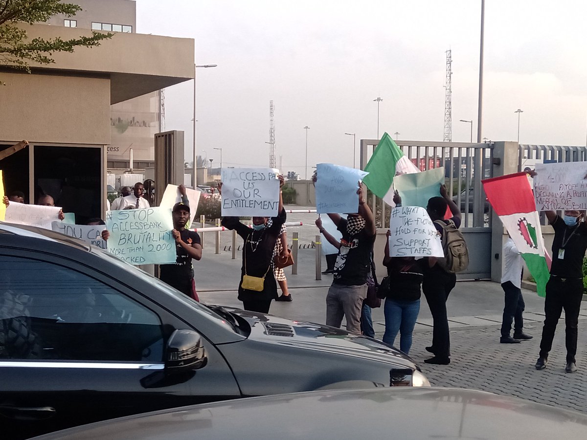 Tobi_gogori's tweet photo. Access bank staff Infront of acces bank head office protest for their rights, they were laid off after more than 10 years of service without entitlement. They even defy CBN order of sacking people during pandemic https://t.co/Y0y3txMLKK