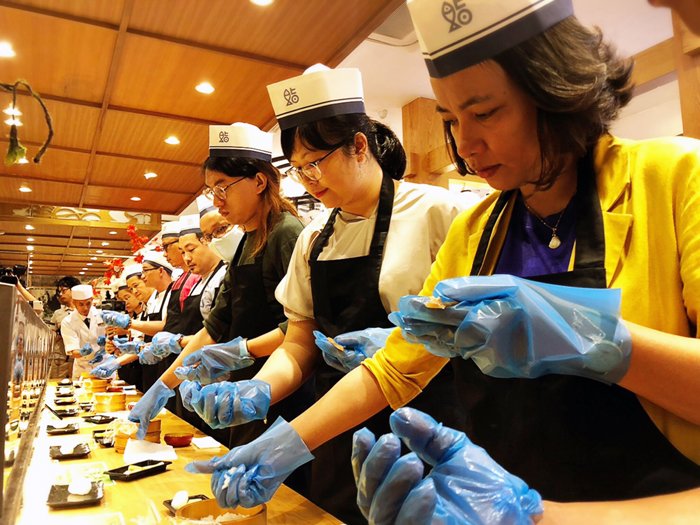 観光reデザイン ベトナムで鹿児島オンラインツアー実施 鹿児島県および県観光連盟はエイチ アイ エスと共同で 新型コロナウイルスの収束後の観光を見据え ベトナムで訪日体験 オンラインツアー を始めました ツアーは2時間半で 今後はタイや 観光reデザイン ベトナムで鹿児島オンラインツアー実施 鹿児島県および県観光連盟はエイチ アイ エスと共同で 新型コロナウイルスの収束後の観光を見据え ベトナムで訪日体験 オンラインツアー を始めました ツアーは2時間半で 今後はタイや