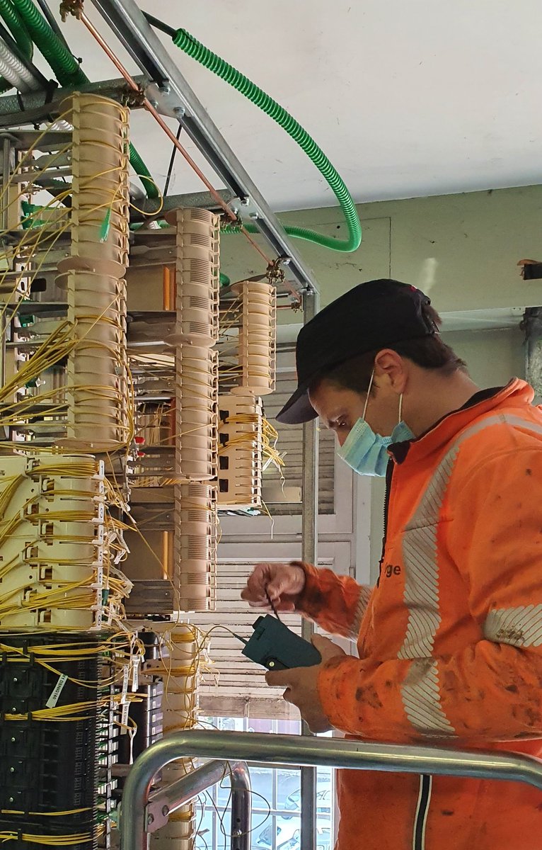 Sam_audart's tweet photo. ⏩ Benoît et Éric en intervention sur une liaison Fibre @dept_aveyron. Embauchés comme #technicien #bouclelocale, ils ont été accompagnés par les formateurs et managers #uioc. Surveillez https://t.co/K0AD5XSjqd pour les rejoindre prochainement @OrangeOccitanie #LifeAtOrange👍🟧 https://t.co/MWfD2pZTyE