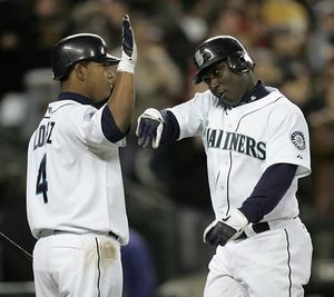 AndersIsSinging's tweet photo. @AndersHMarshall @Mariners @VizquelOmar13 @haroldreynolds_ @theboone29 @carlosguillen13 #DPCombo @Mariners @YunieskyBfromKC  @_joselopezz https://t.co/cmeLP0FWFt
