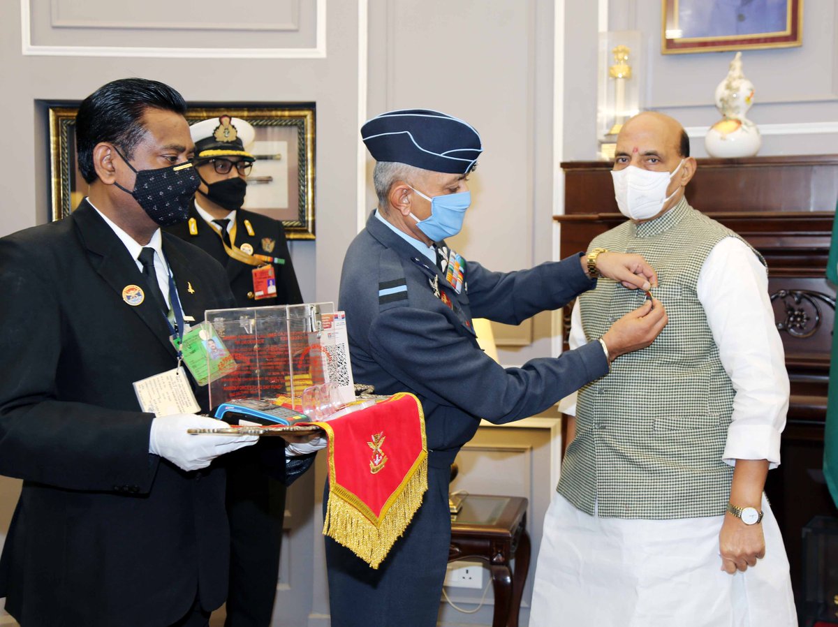 SpokespersonMoD's tweet photo. On the occasion of #ArmedForcesFlagDay to be celebrated on 07 December, the officials of #KSBSectt met Raksha Mantri Shri @rajnathsingh and pinned a flag, today #ICareIDonate #AFFD2020. https://t.co/2a2TDOArYz
