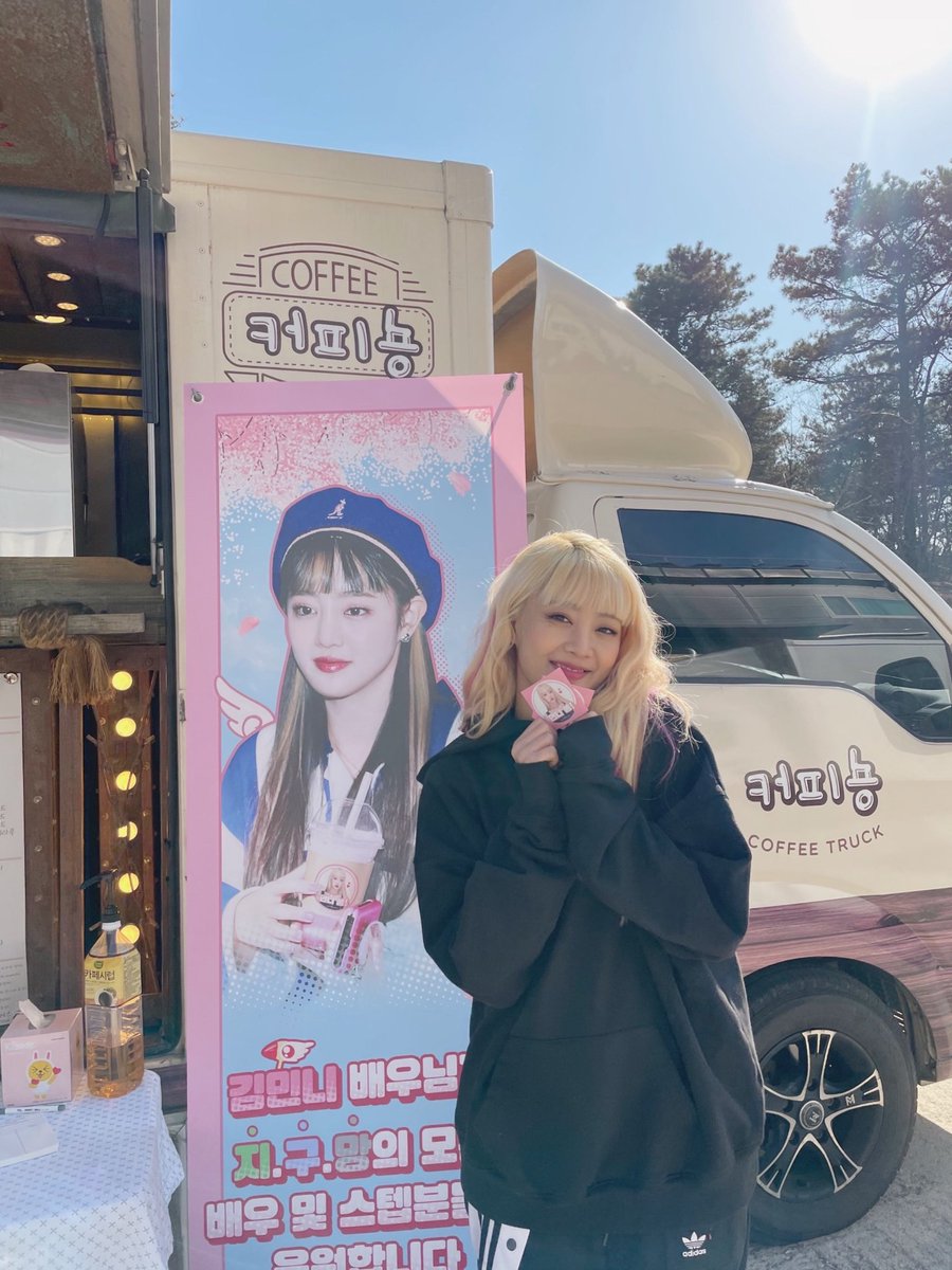 idleview's tweet photo. #UCUBE #MINNIE
[ENG] We all had drinks together~ I'm working so hard on the drama and I hope Neververs can watch it soon TT Please look forward to it ♡♡♡ It's gotten very cold, so always bundle up, ok?!
#GIDLE #여자아이들 @G_I_DLE https://t.co/dbsWrAcOGq