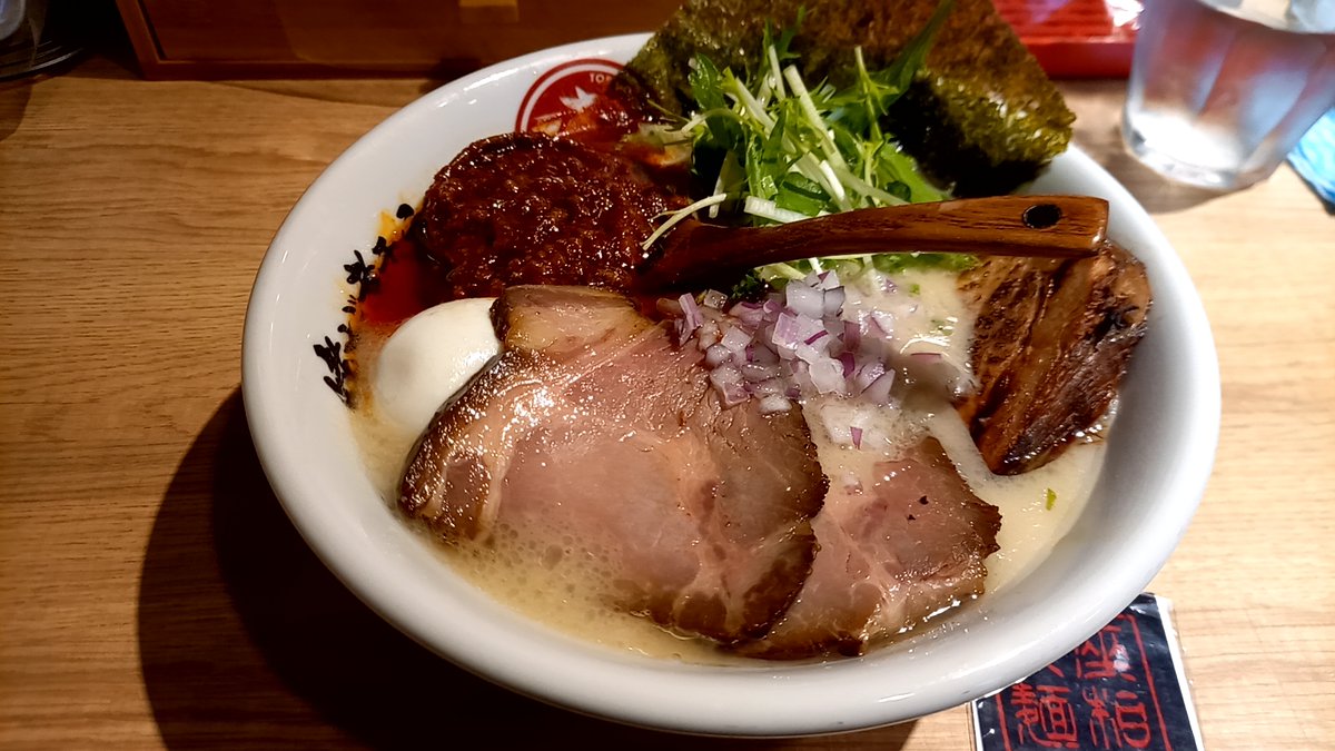 麺游３歩 麺游３歩 No 12 4 焼きあご煮干し とびうお 242 0006 神奈川県大和市南林間２丁目１２ １４ 限定 とびうおレッド 特製 １１００ 辛味噌も想像よりは辛味もなく より旨味が優しい仕上がりです 水菜や赤玉ねぎと辛味噌をスープ