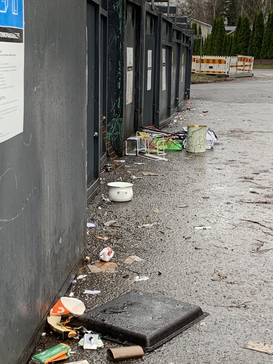 Jätteiden kierrätystä luonnonläheisessä Helsingin Paloheinässä.