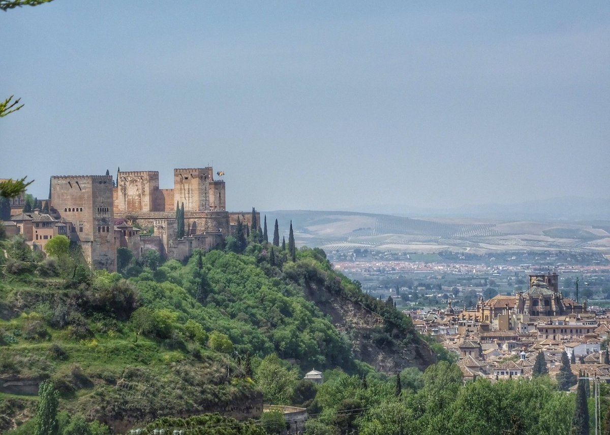 Con el respaldo de la reina Isabel y la confianza del rey Fernando, Gonzalo Fernández de Córdoba siguió su formación militar en numerosas acciones enmarcadas en la Guerra de Granada, última de la Reconquista, convirtiéndose al cabo en el más importante jefe militar.