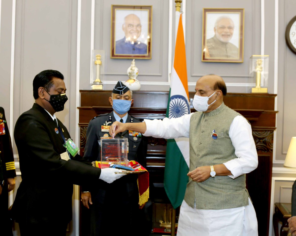 NewspointjK's tweet photo. On the occasion of #ArmedForcesFlagDay to be celebrated on 07 December, the officials of #KSBSectt met Raksha Mantri Shri @rajnathsingh and pinned a flag, today #ICareIDonate #AFFD2020.
@Tri_Service https://t.co/RTGwnO04NS