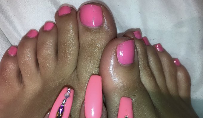 Feet Dropbox. 409 pics/vids for $50 https://t.co/egeeiJyGw7
