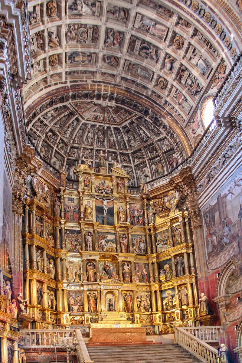 En el Monasterio de San Jerónimo se resaltan las proezas militares y la heroicidad del Gran Capitán. En el año 1810 las tropas gabachas invasoras profanaron su tumba, quemaron las 700 banderas ganadas por D. Gonzalo durante su vida. Robaron una réplica de su espada y su calavera.