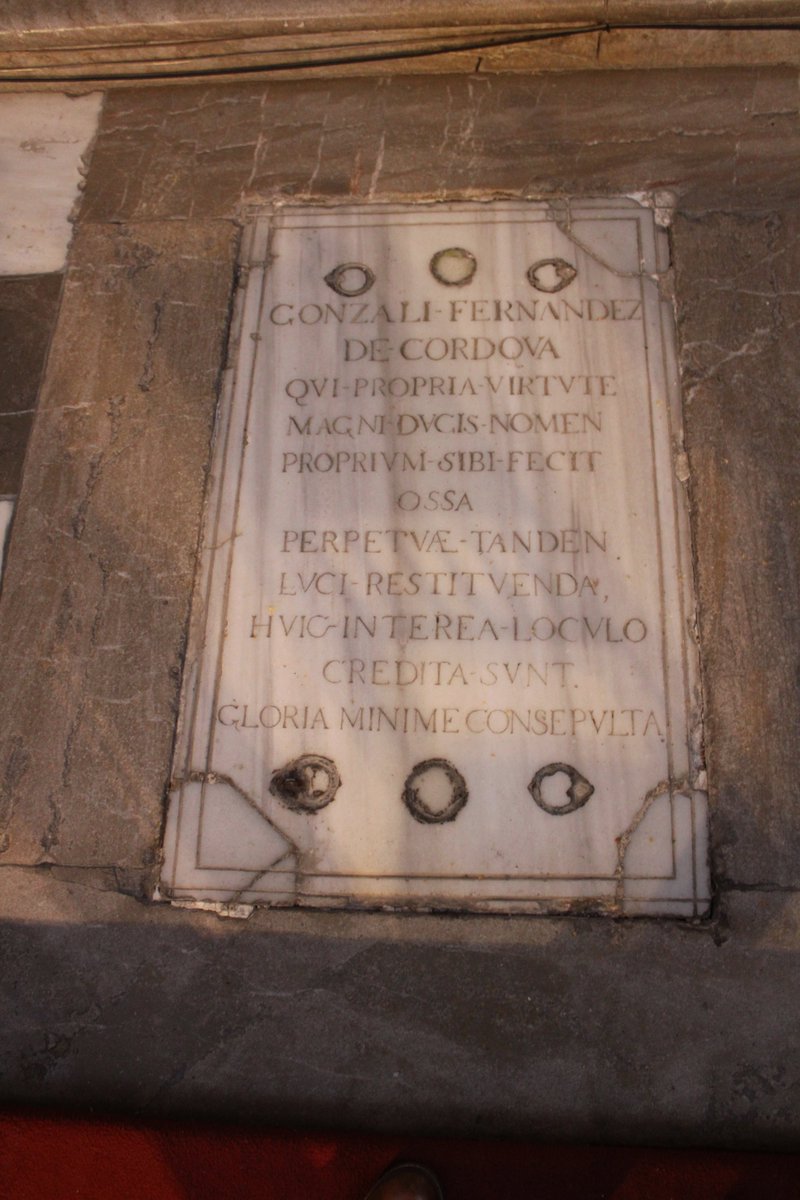 En el Monasterio de San Jerónimo se resaltan las proezas militares y la heroicidad del Gran Capitán. En el año 1810 las tropas gabachas invasoras profanaron su tumba, quemaron las 700 banderas ganadas por D. Gonzalo durante su vida. Robaron una réplica de su espada y su calavera.