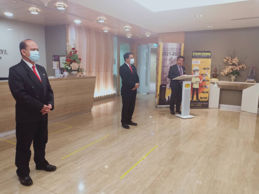 Majlis Penyerahan Surat Setuju Terima(SST) bagi Projek Menyiapkan Baki Kerja Pembinaan Mahkamah Baharu Ampang Selangor yang disampaikan oleh YBhg Dato' Ir Haji Mohamad Zulkefly bin Sulaiman,Ketua Pengarah Kerja Raya
<a href="/IrZulkefly/">Mohd Zulkefly S</a>
<a href="/RuslanAbdAziz/">Ir Ruslan Abdul Aziz</a>
<a href="/razgrid1/">🇲🇾 Razdwan Kasim</a>
<a href="/irshahabuddin/">shahabuddin</a>
<a href="/JKRMalaysia/">JKR Malaysia</a>