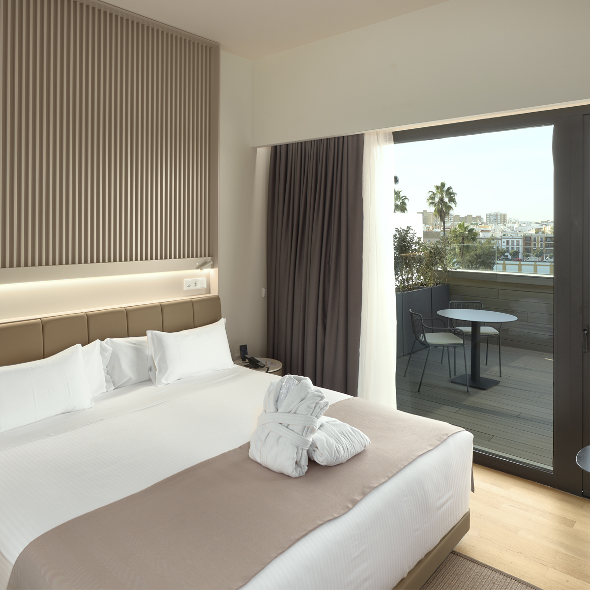 Volveremos preparados💪 para que puedas relajarte y disfrutar en la habitación premium✨ de 📍Hotel Kivir. ⁣
⁣
✔️ Terraza con vistas⁣
✔️ Servicios exquisitos⁣
✔️ Elegancia y lujo en una sola estancia⁣
⁣
No necesitarás nada más. 😉⁣