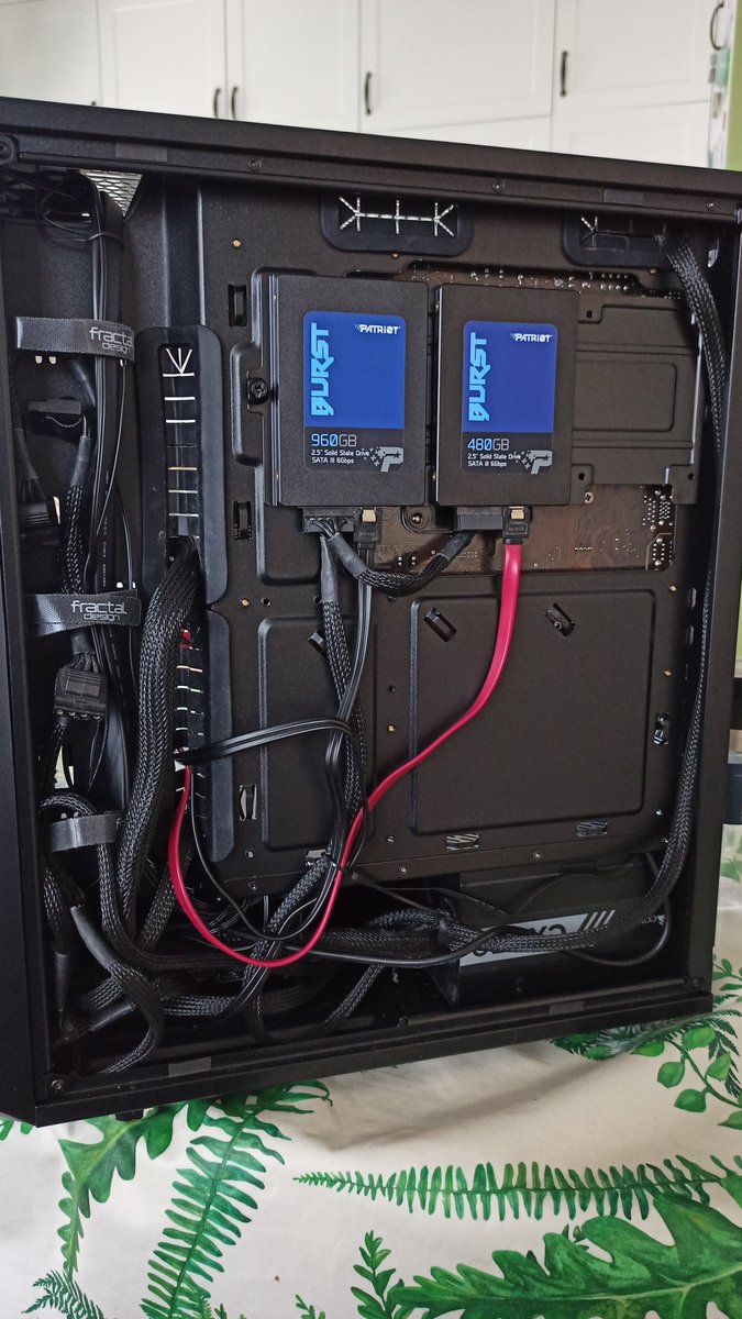 miwuuu7482's tweet image. #fractaldesign #meshify aaaaallllllriiight here we goooo