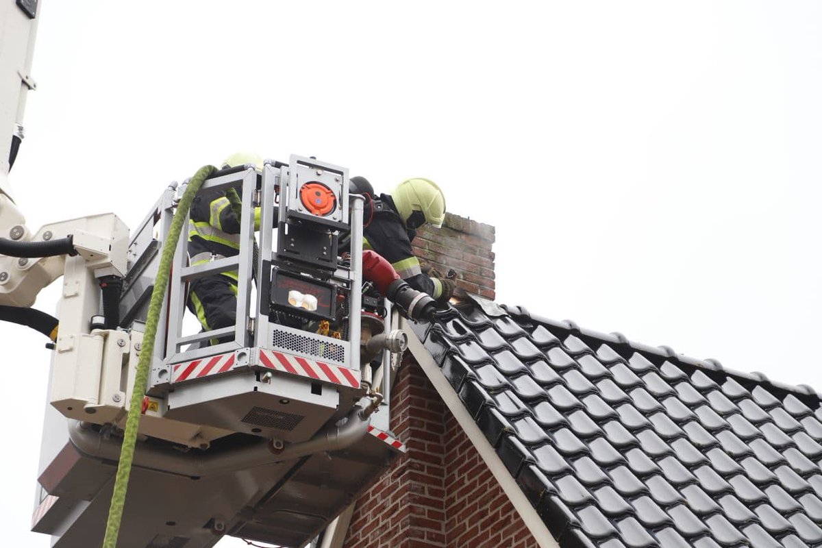 Brandweer blust schoorsteenbrand in Oudwoude - #Friesland -..