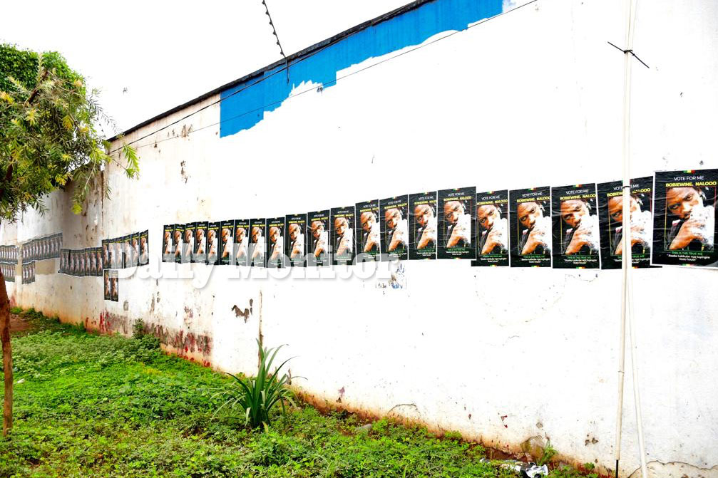 DailyMonitor's tweet photo. These photos taken on December 2, 2020 show presidential candidate Robert Kyagulanyi's posters pinned all over the Electoral Commission wall fence ahead of his meeting with Justice Simon Byabakama.
#MonitorUpdates
#UGDecides2021 

📸 David Lubowa https://t.co/WhanLazVB1