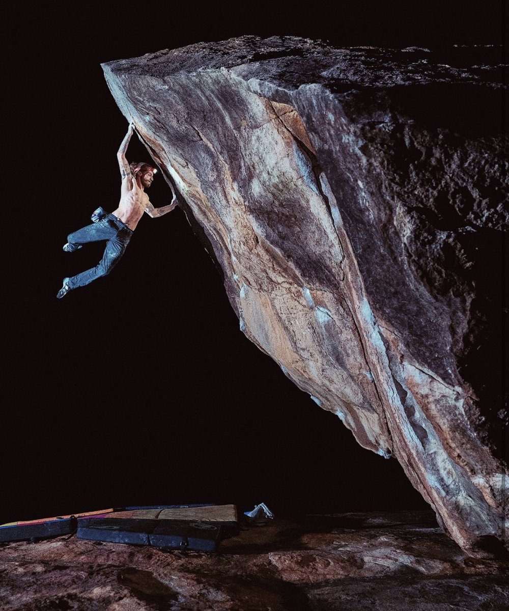 Cuando se te van los pies en lo más alto del bloque... 😱
#escalada #boulder #climbingzone