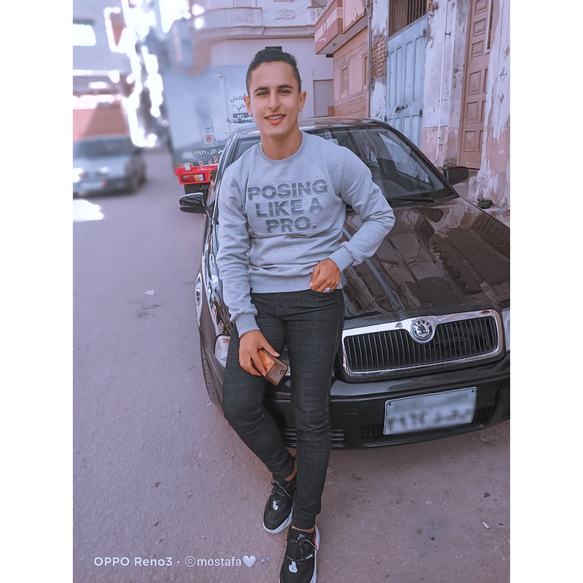 "سأكتفي بمن يسعى جاهدًا ليراني مبتسم."💙