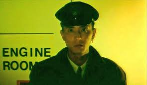 魔の山 黒沢清 地獄の警備員 女性が入社した商社の地下にいる元相撲取りの警備員 松重豊 の異様な佇まい 迷路のようなビルの中で次々と社内の人間を殺しまくる 会社と思えぬ暗い部屋 奇妙な登場人物達が違和を持ち込む 初期作 チープ感漂うブラック