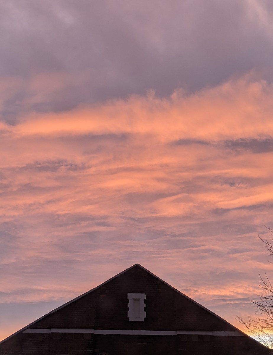 Sarah_Orr's tweet photo. Waking up to good news and pink views in London this morning @bbcweather https://t.co/WZcxS6kgl5