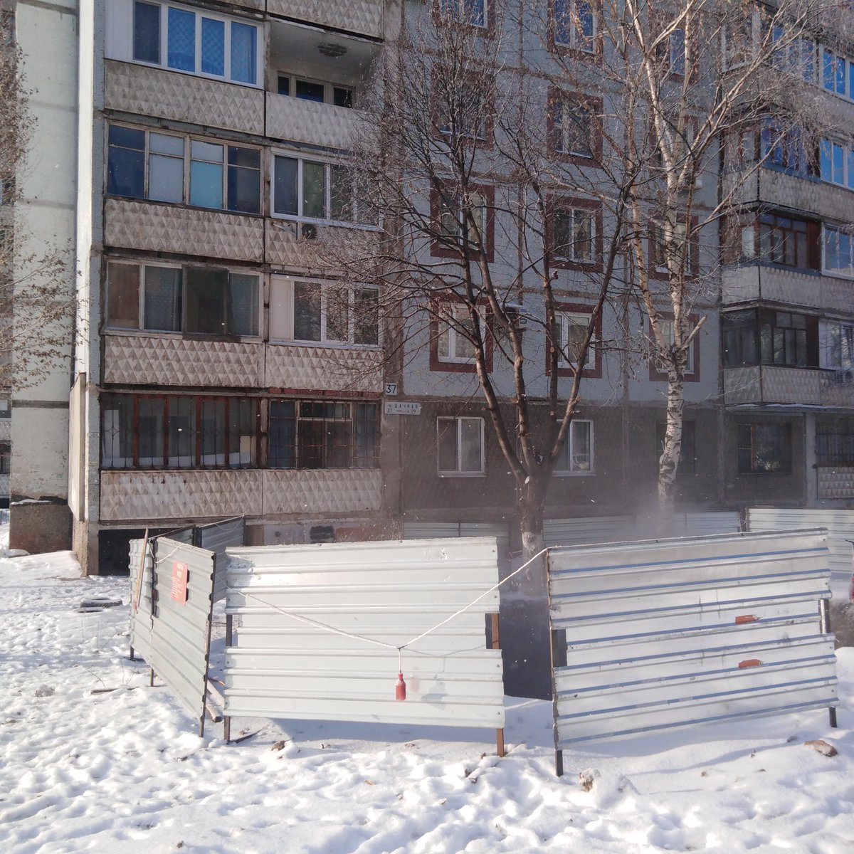 Дачная 37, более месяца назад произведено вскрытие. На сегодняшний день последствия не устранены. Прошу принять меры <a href="/EDDSSamara/">ЕДДС</a>, <a href="/Teploenergy63/">teplo.energy.63</a>.