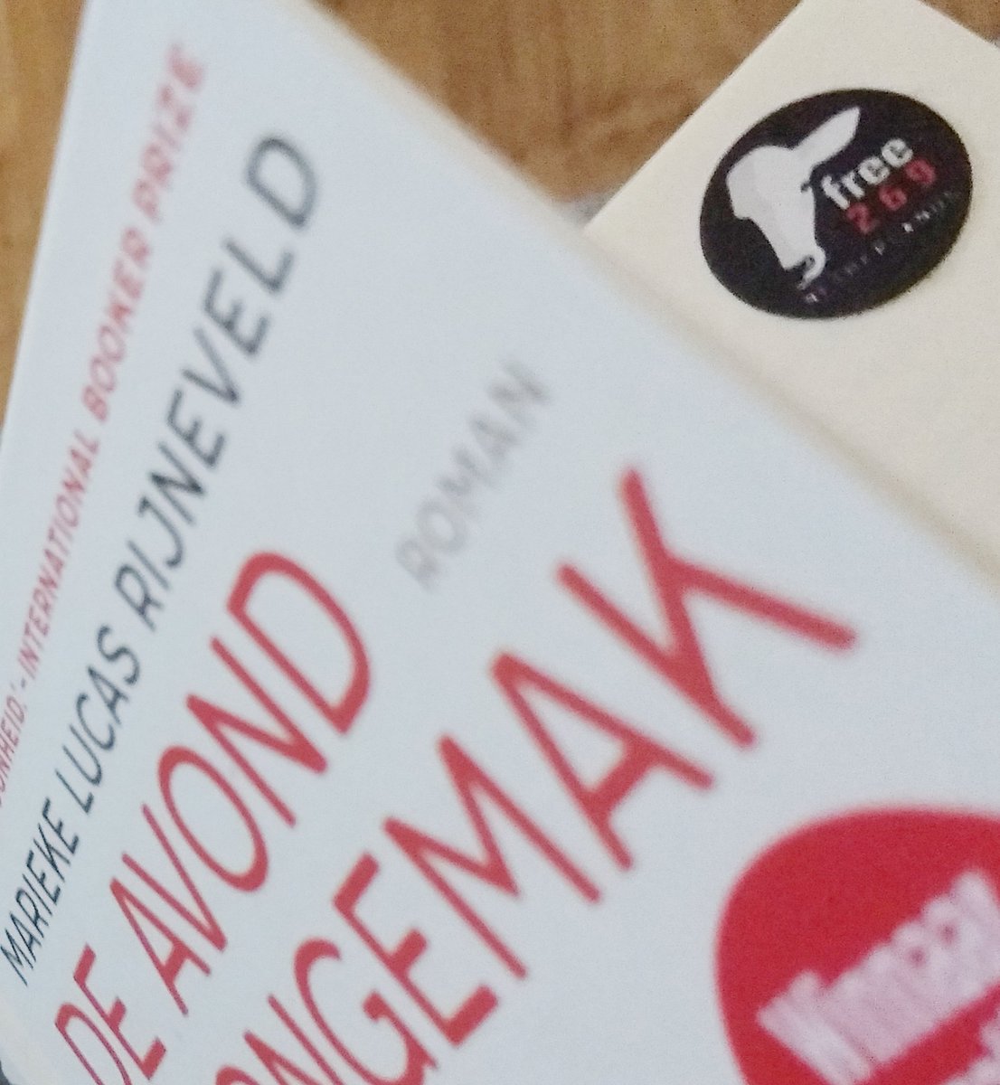 MarcelOosterbos's tweet photo. Gisteren in 1 ruk uitgelezen, volgens mij wou degene die het mij cadeau gaf me nog een extra boodschap meegeven.. #free269 https://t.co/BIIjzUzU4e