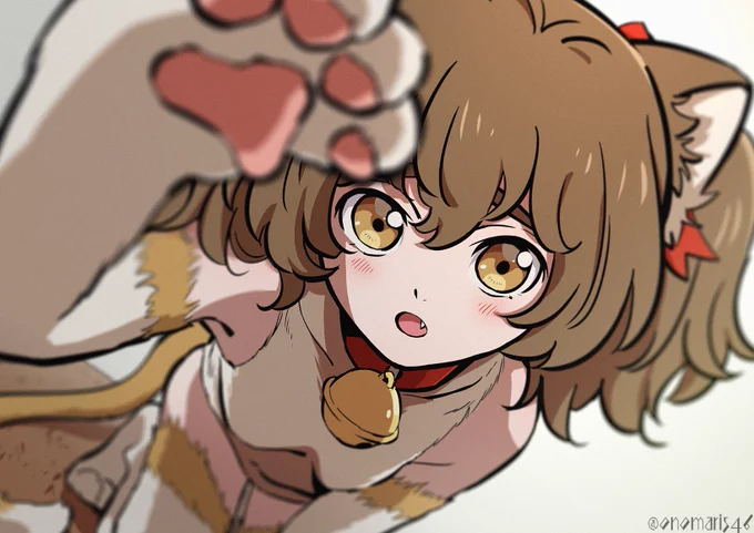 顔をチョイチョイと触るミケちゃん? 