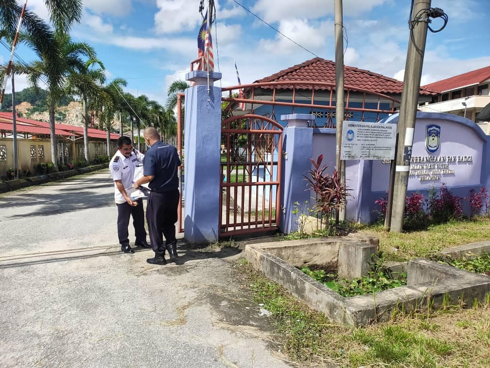 JapenKelantan's tweet photo. Info On Wheels (IOW) Jabatan Penerangan Negeri Kelantan

📍Bachok @PMRBachok

PARLIMEN P.025 Bachok
DUN N.22 Jelawat

02 Disember 2020 (Rabu)
2:00 petang
Pasar Jelawat/ SK Pak Badol/ SK Jelawat

#KomunikasiKita #bergheh
@azahar10920255 https://t.co/QFtJ1OySUJ