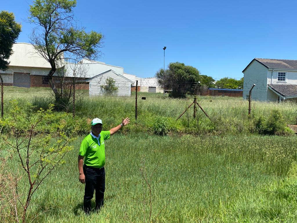 HermanMashaba's tweet photo. Another abandoned factory by the Tripartite Alliance in Temba, Hammanskraal. This used to be a bus manufacturing facility for years until the Tripartite Alliance decided otherwise in a country with unemployment sitting at over 43% https://t.co/JRk5PSzDyc