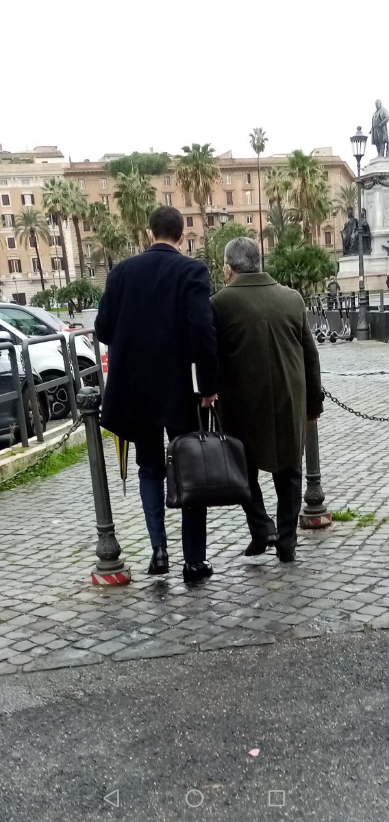 mic_fusco's tweet photo. Grandi incontri ai giardini di piazza Cavour, sotto un cielo bigio. Le 9.30. Esagerato, Gianfry Fini incontra ben due amici. Gli risponde il grande prof. Coppi, che l'amorevole assistente accompagna al Palazzaccio. Chiude, è proprio il caso di dirlo, il Benotti noto alle cronache https://t.co/gspT7V23Ts