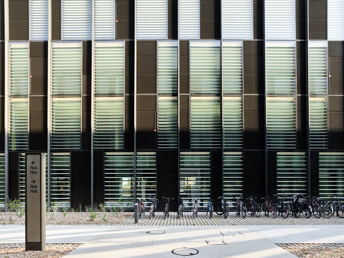 Focus images sur l’opération #JardinduLou nominée parmi les finalistes du grand prix SIMI dans la catégorie "Parcs de bureaux".
L'ensemble immobilier de 28000m² vise les certifications HQEBD niv. Excellent, BREEAM niv. Very Good et le label E+C- niv. E2C1.
©Photos: Kevin Dolmaire