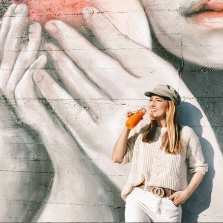 "A veces, para coger fuerzas, me gusta llevar un #zumo que me hidrate y me ponga a tono para seguir con la ruta y disfrutarla al máximo. ¿Cuál es vuestro #zumodefruta favorito? ¡El mío es el de naranja y zanahoria!" 
#Gracias por compartir <a href="/MadrilenaD/">Madrileña Disfrutona</a>  instagram.com/p/CIQ2oPAjd30/