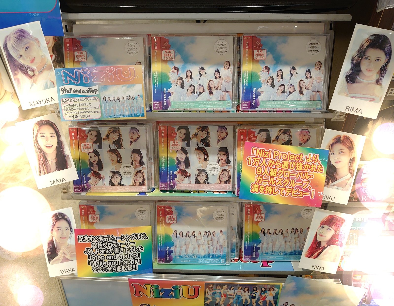 新星堂 難波店 Niziu 待望のデビューシングル Stepandastep 本日発売 おめでとうございます 話題曲 Makeyouhappy も収録 ポップで元気になれる楽曲が詰まった1枚 特典はブロマイドとメンバー直筆サイン入りポスターが当たる応募 新星堂 難波店 Niziu 待望のデビューシングル Stepandastep 本日発売 おめでとうございます 話題曲 Makeyouhappy も収録 ポップで元気になれる楽曲が詰まった1枚 特典はブロマイドとメンバー直筆サイン入りポスターが当たる応募
