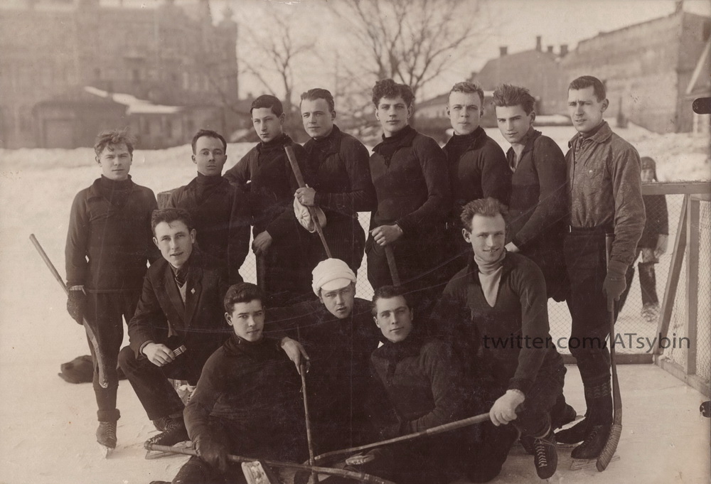 ATsybin's tweet photo. 1933 год. Команда "Швейники" - чемпионы Казани по хоккею с мячом https://t.co/7hvwZ6odkP