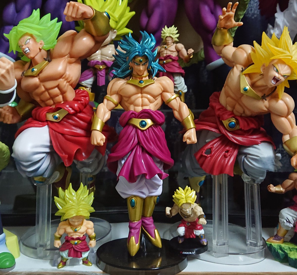 超ブロッコリー 1時間半掛けてようやく所持してるブロリーの約半分を並べました もう飾るスペースがないので小さいやつをちょこちょこ置くくらいしか出来ないな T T 画像3枚目の青髪 金髪 緑髪の並びが気に入ってます