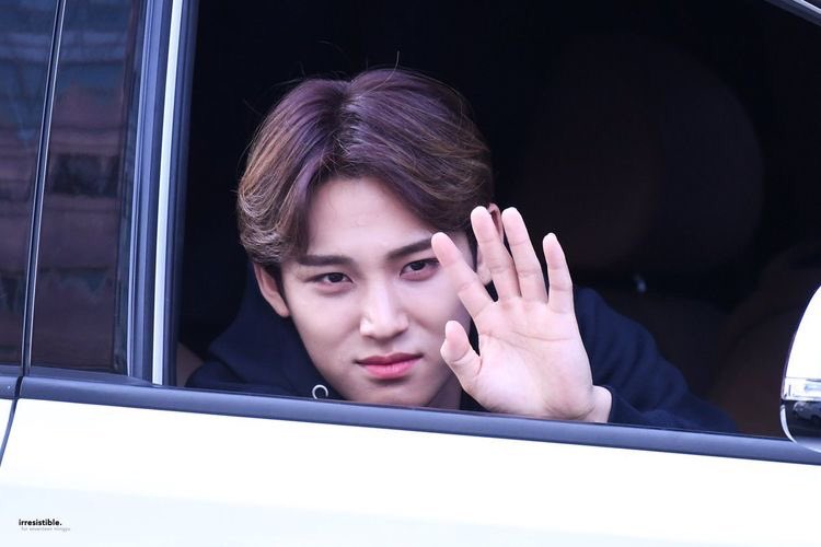  a thread of mingyu opening his car window for carats  