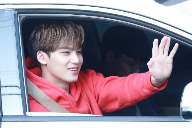 a thread of mingyu opening his car window for carats  