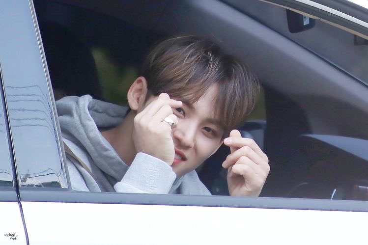  a thread of mingyu opening his car window for carats  