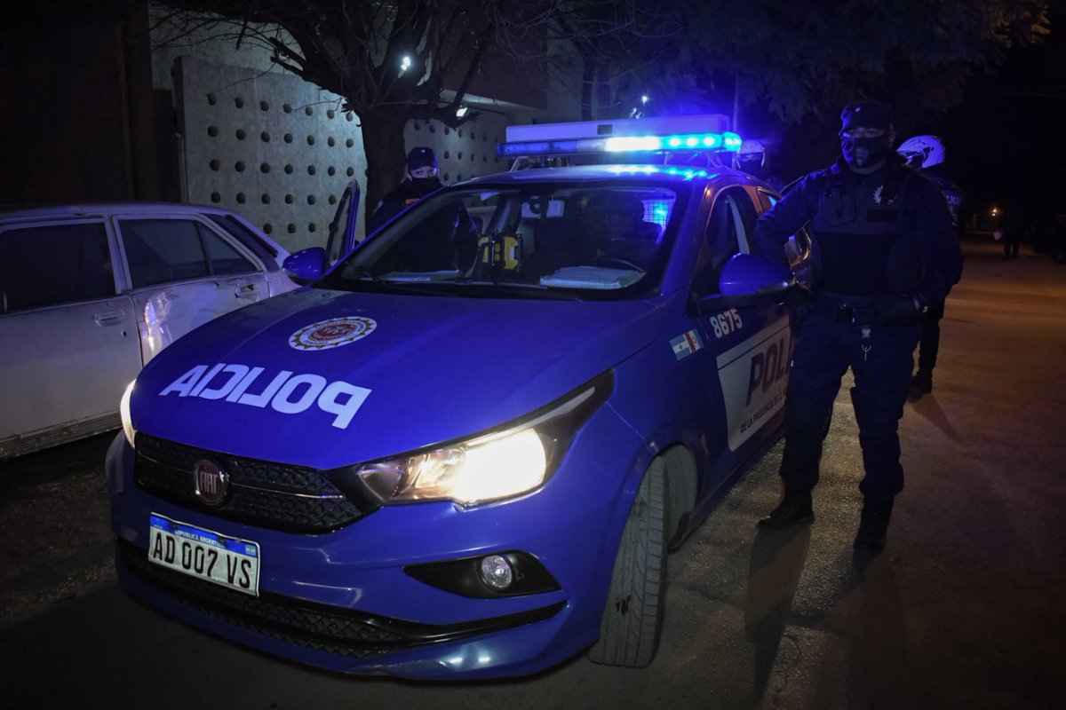 PoliciaCbaOf's tweet photo. #Operativo con un #Detenido tras robo en depósito municipal. Este hombre fue detectado por personal del Centro de #Videovigilancia a través de las cámaras de seguridad. Se secuestró un camión con 35 cubiertas, 5 gomas armadas con llantas, desmalezadoras, entre otros. #CAPIV https://t.co/TbHb5RW5fN