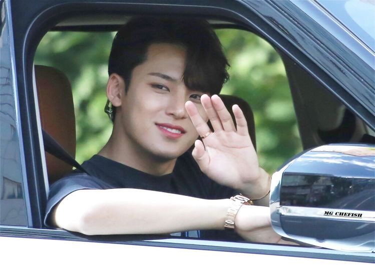  a thread of mingyu opening his car window for carats  