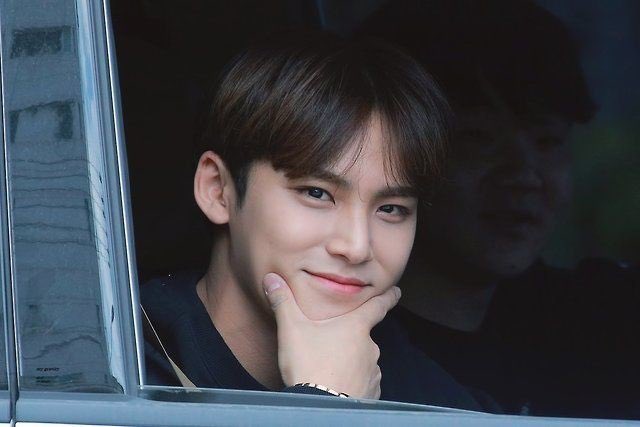  a thread of mingyu opening his car window for carats  