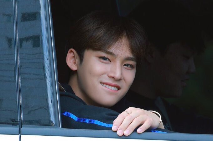  a thread of mingyu opening his car window for carats  